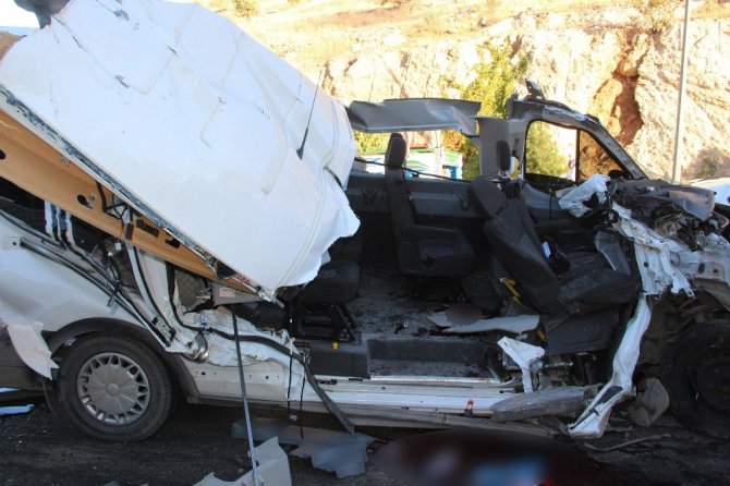 Şanlıurfa’da öğrenci servisi kamyona arkadan çarptı: 12 yaralı
