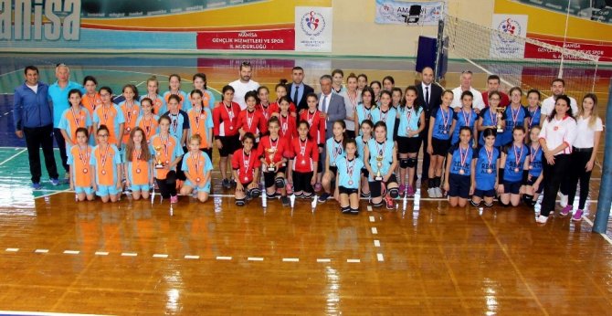 Şehit Ömer Halisdemir Ortaokulu voleybolda şampiyon oldu