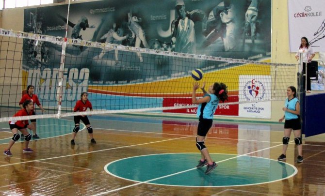 Şehit Ömer Halisdemir Ortaokulu voleybolda şampiyon oldu