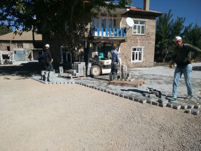 Seydişehir’de parke taş döşeme çalışmaları sürüyor
