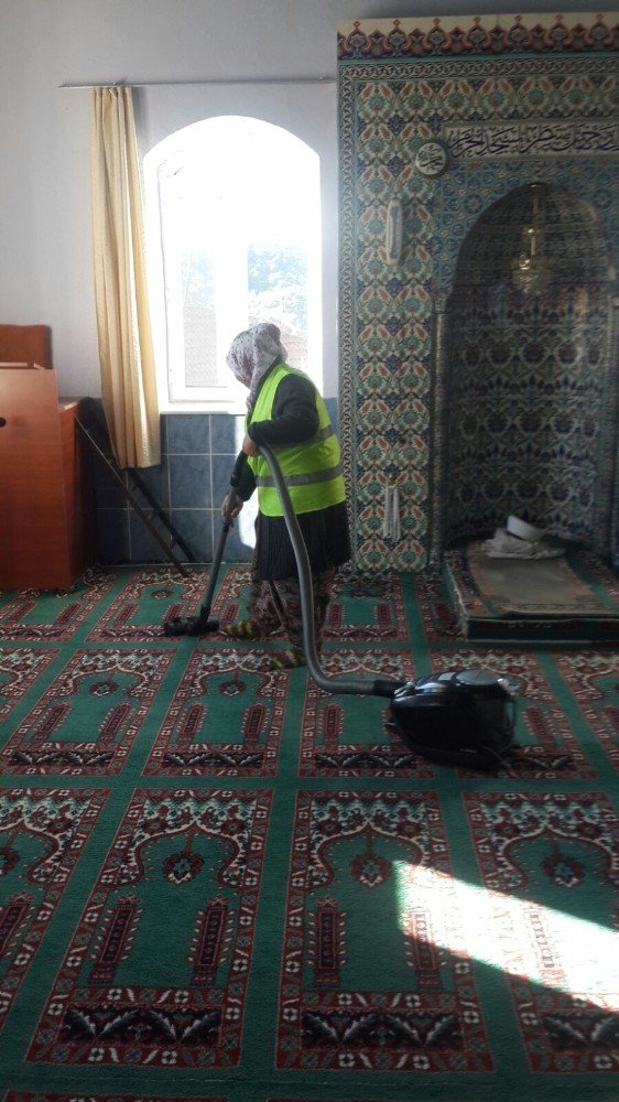 Seyitgazi’deki tüm camilerde temizlik ve ışıklandırma çalışması