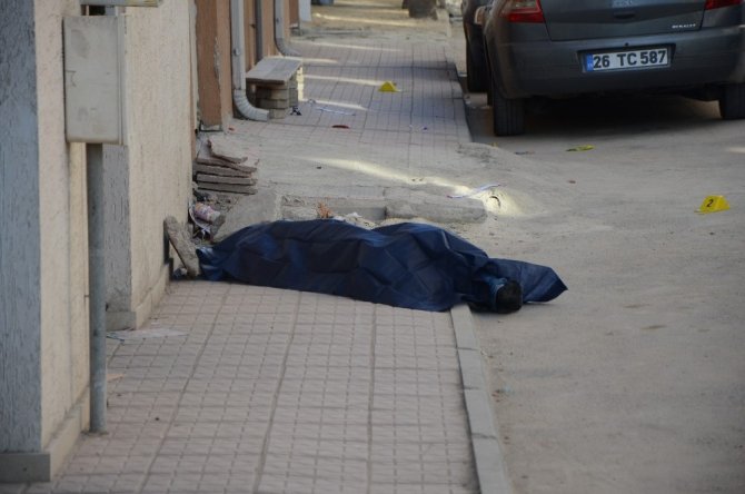 Sokak ortasında ceset bulundu