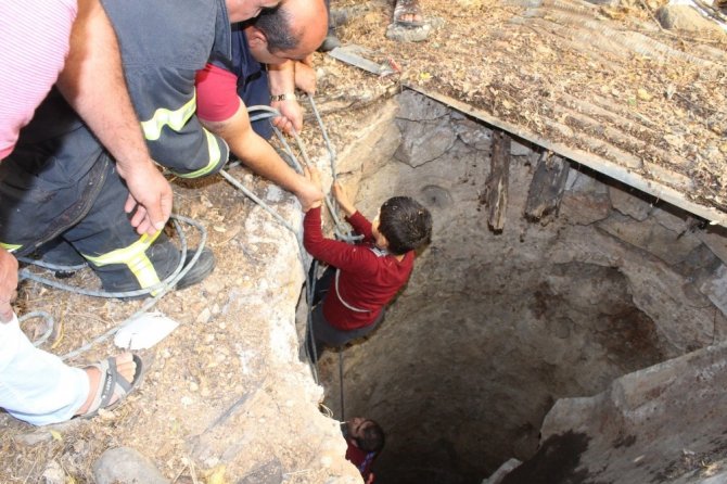 10 metrelik kuyuya düşen çocuk yara almadan kurtarıldı