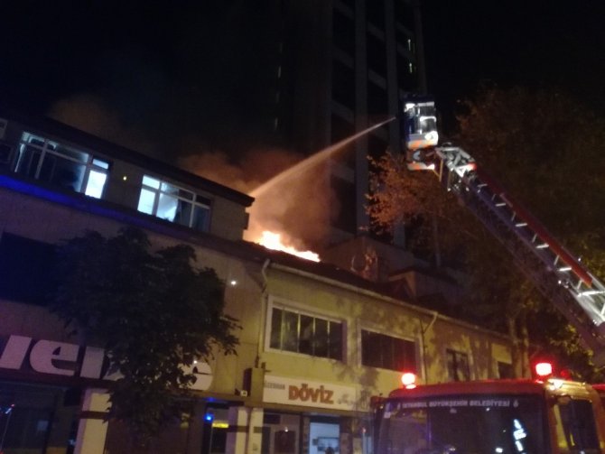 Levent’te işyerinin çatısında çıkan yangın paniğe neden oldu