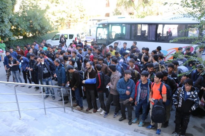 Erzincan’da 17 Pakistan 110 Afganistan uyruklu mülteci yakalandı
