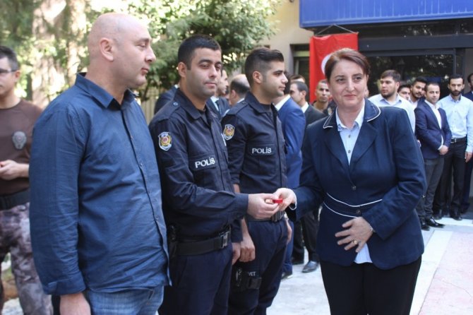 Mardin Emniyet Müdürü Onar, personelini mutlu günlerinde yalnız bırakmıyor