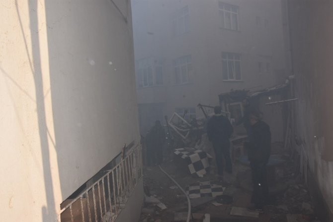 Sinop’ta kundaklanan boş ev yandı