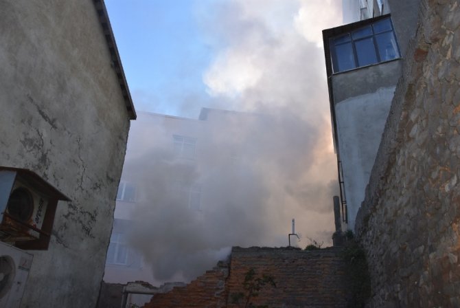 Sinop’ta kundaklanan boş ev yandı