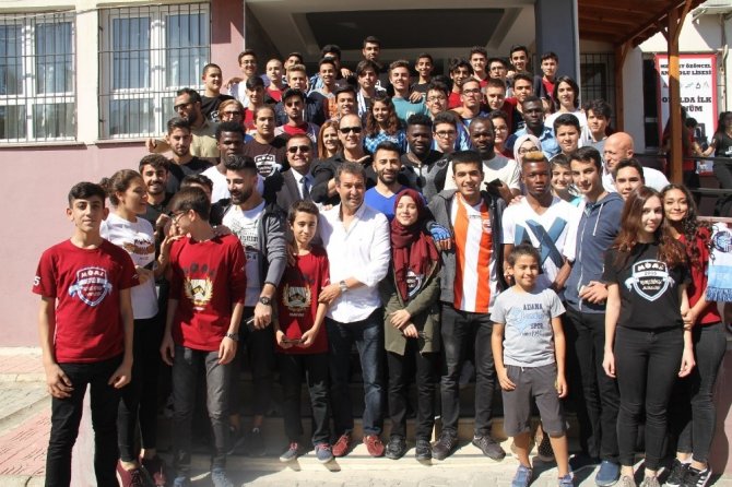 Adana Demirspor öğrencilerle bir araya geldi