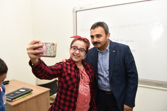 Başkan Külcü’den kurs öğrencilerine kitap