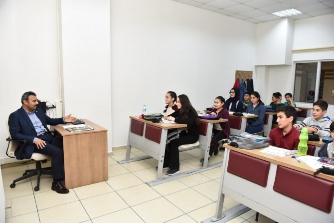 Başkan Külcü’den kurs öğrencilerine kitap