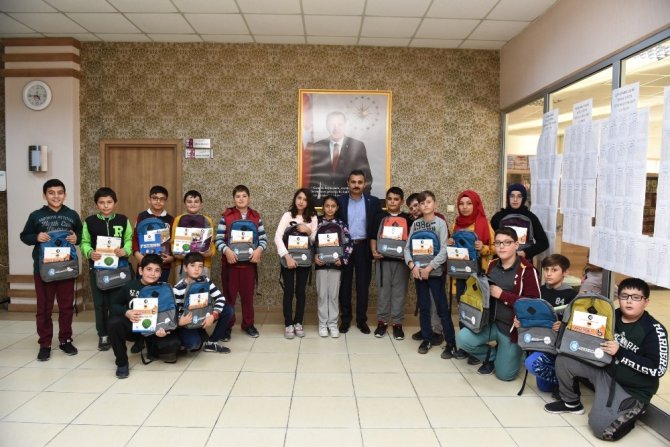 Başkan Külcü’den kurs öğrencilerine kitap