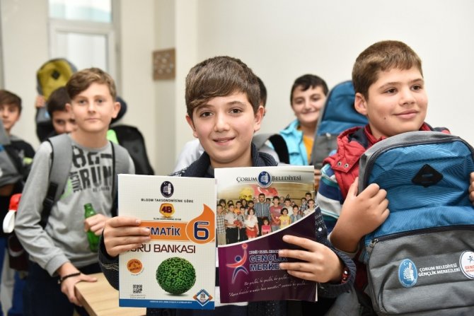 Başkan Külcü’den kurs öğrencilerine kitap