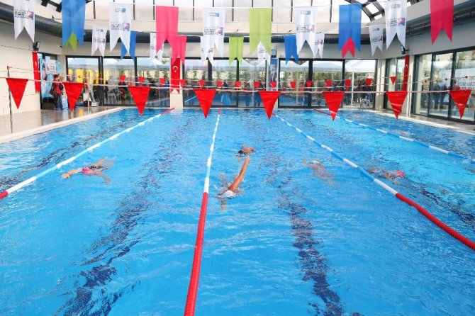 Kadıköy’de Yüzme Havuzu ve Spor Merkezi açıldı