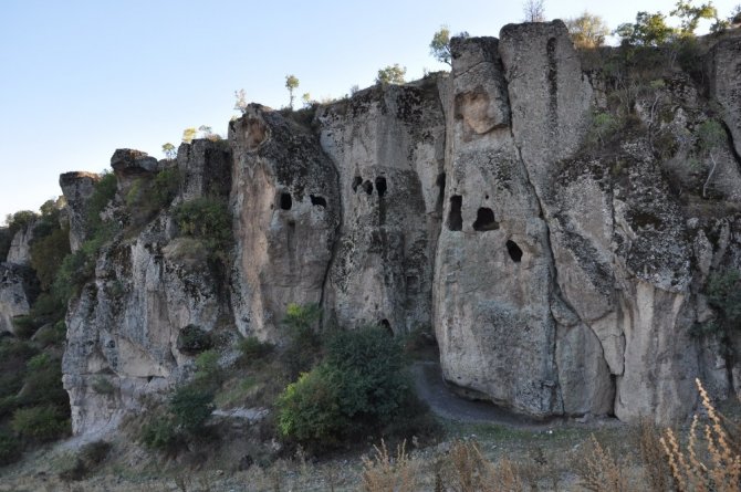 Uşak’ta 7 bin yıllık kaya mezar ve evler ilgi bekliyor