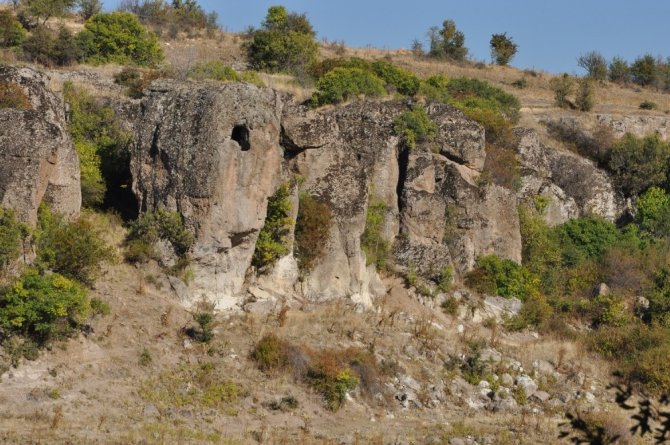 Uşak’ta 7 bin yıllık kaya mezar ve evler ilgi bekliyor