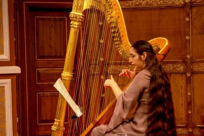 Ünlü arpçı Zeynep Öykü Ayvalık’a geliyor