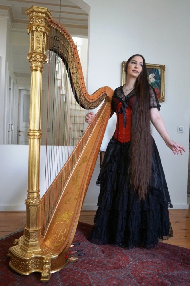 Ünlü arpçı Zeynep Öykü Ayvalık’a geliyor