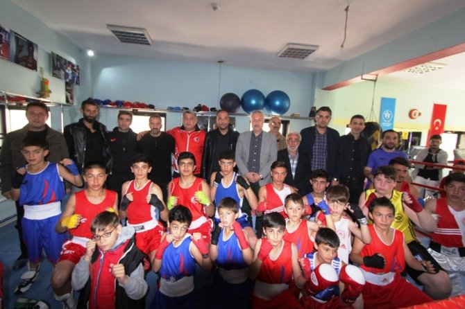 Bayburt Belediyesi Tuğra Boks Spor Kulübü’nde dostluk maçı
