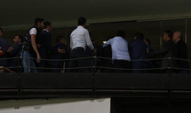 Manisaspor-Denizlispor maçında protokolde gerginlik