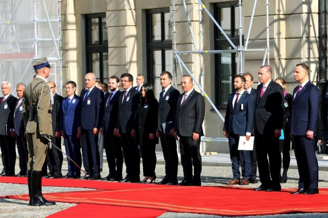 Cumhurbaşkanı Erdoğan, Polonya’da resmi törenle karşılandı
