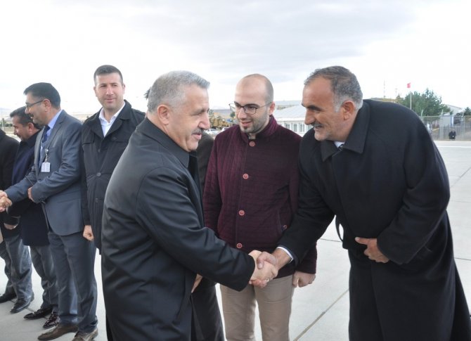 Bakan Arslan: "BTK demiryolu hattında ilk resmi tren 30 Ekim’de Kars’a gelecek"