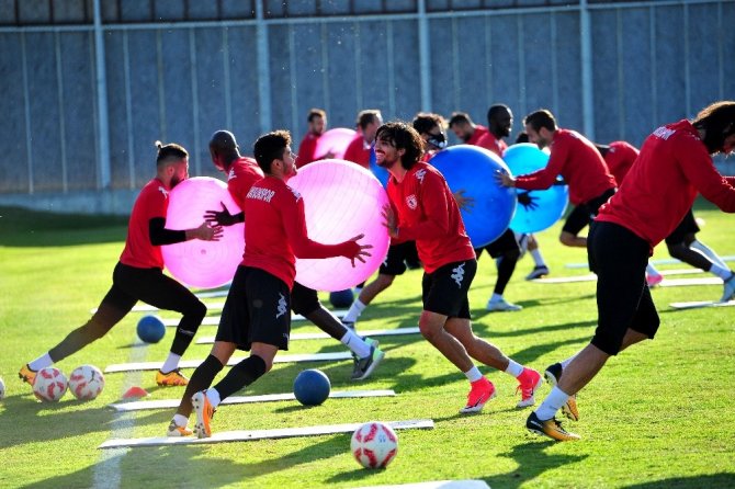 Engin İpekoğlu: “Genç futbolcular ise ‘antrenman bitse de gitsek’ havasındalar”