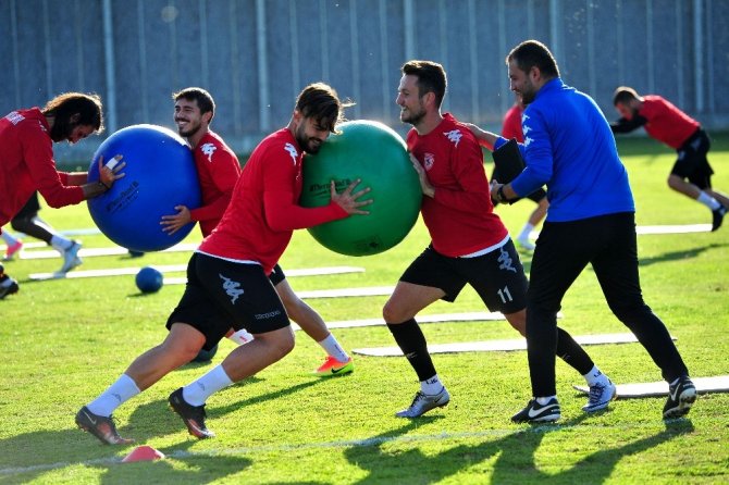 Engin İpekoğlu: “Genç futbolcular ise ‘antrenman bitse de gitsek’ havasındalar”