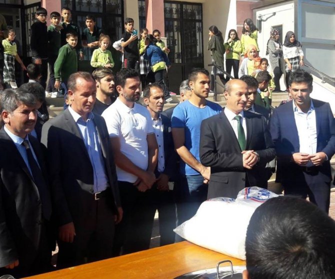 Evkur Yeni Malatyaspor teknik heyeti ve futbolcuları aşure etkinliğine katıldı