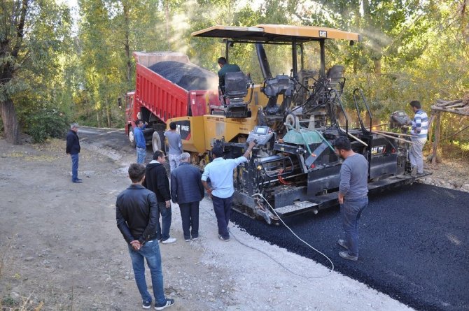 Yüksekova’da sıcak asfalt çalışması