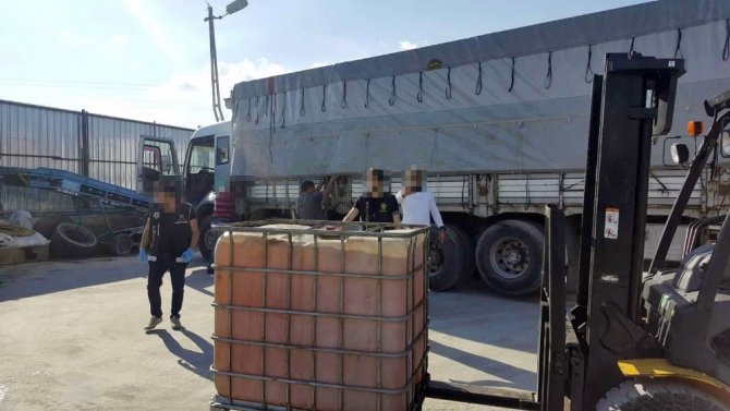 Tuzla’da 16 ton kaçak ’10 numara yağ’ ele geçirildi