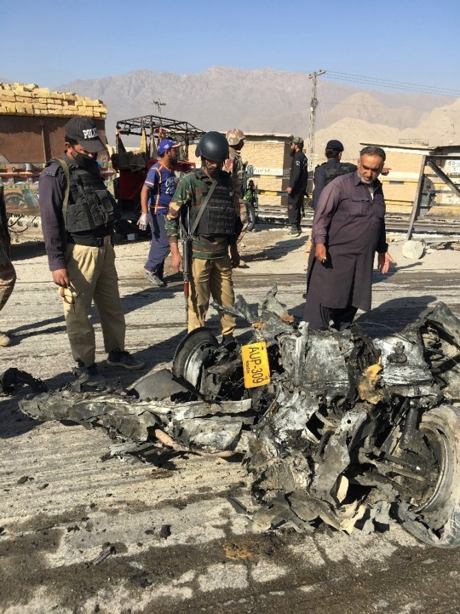Pakistan’da bombalı saldırı: 6 ölü