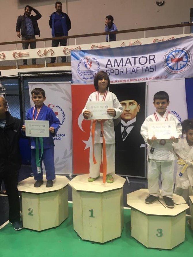Judocular Manisa’da madalyaları topladı