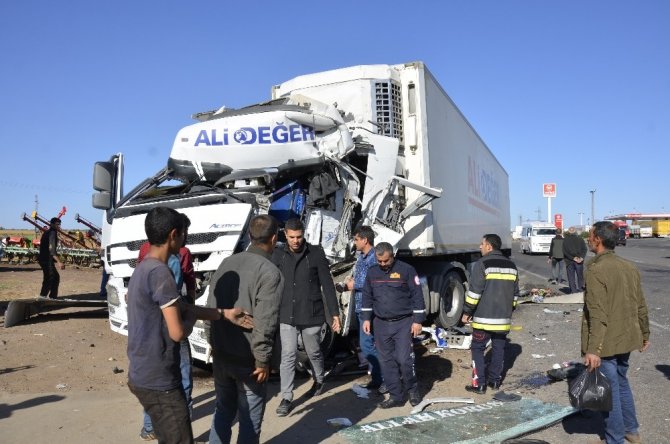 Şanlıurfa’da tır kamyona çarptı: 1 yaralı