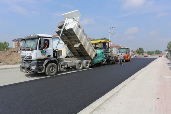 Serdivan’da 110 farklı noktaya sıcak asfalt