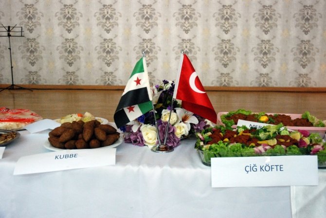 Türk ve Suriyeli kadınlar ülkelerinin yemeklerini birbirleri için pişirdi
