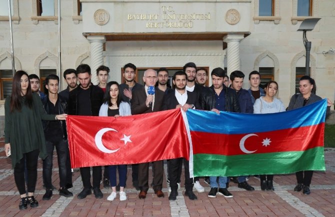 Azeri öğrenciler 26. bağımsızlık yılını kutladı