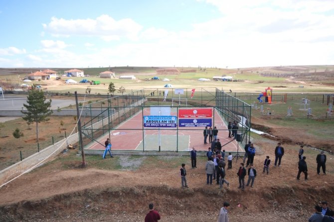 Beyşehir’in 27 mahallesine çok amaçlı spor sahası