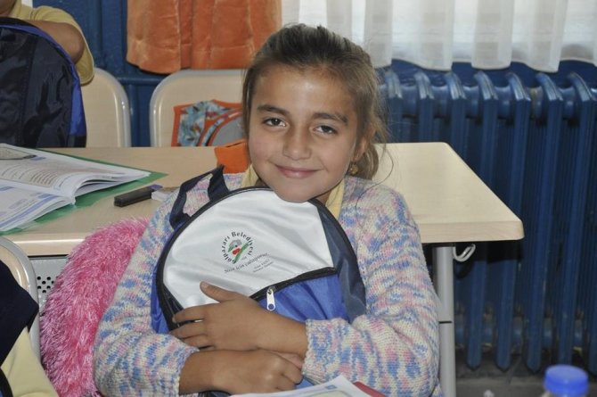 Gölpazarı’nda bin 20 öğrenciye okul çantası hediye edildi