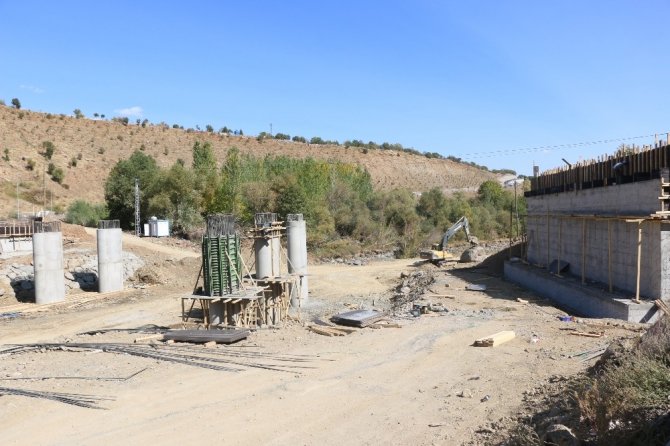 Selde yıkılan yaya köprüsü inşaatına başlandı