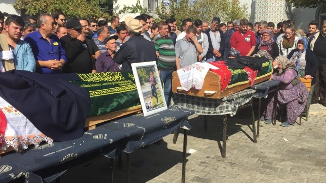 Motor kazasında ölen gençler Türk bayraklarıyla uğurlandı
