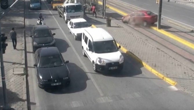 Eskişehir’de kameralara yansıyan trafik kazaları