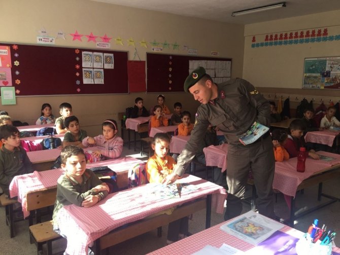 Çerkezköy’de Jandarma Çocuk Dergisi dağıtıldı