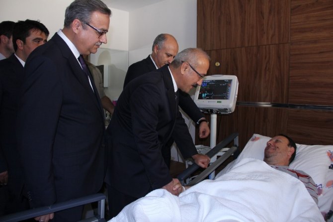 Bakan Elvan, terör saldırısında yaralananları ziyaret etti