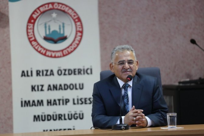 Büyükkılıç, Ali Rıza Özderici Anadolu Kız İmam Hatip Lisesi’nde Kariyer Günleri’nin konuğu oldu