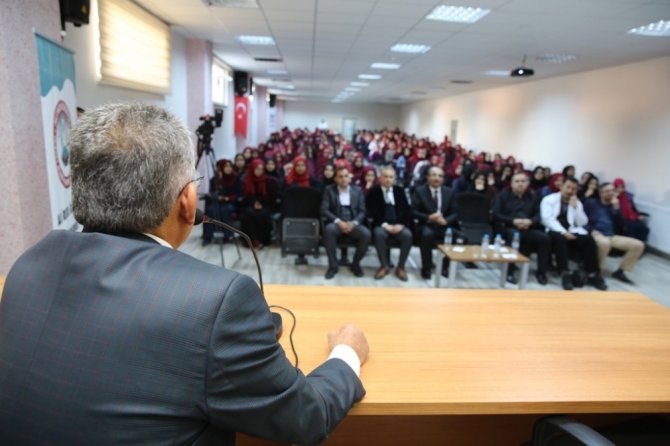 Büyükkılıç, Ali Rıza Özderici Anadolu Kız İmam Hatip Lisesi’nde Kariyer Günleri’nin konuğu oldu