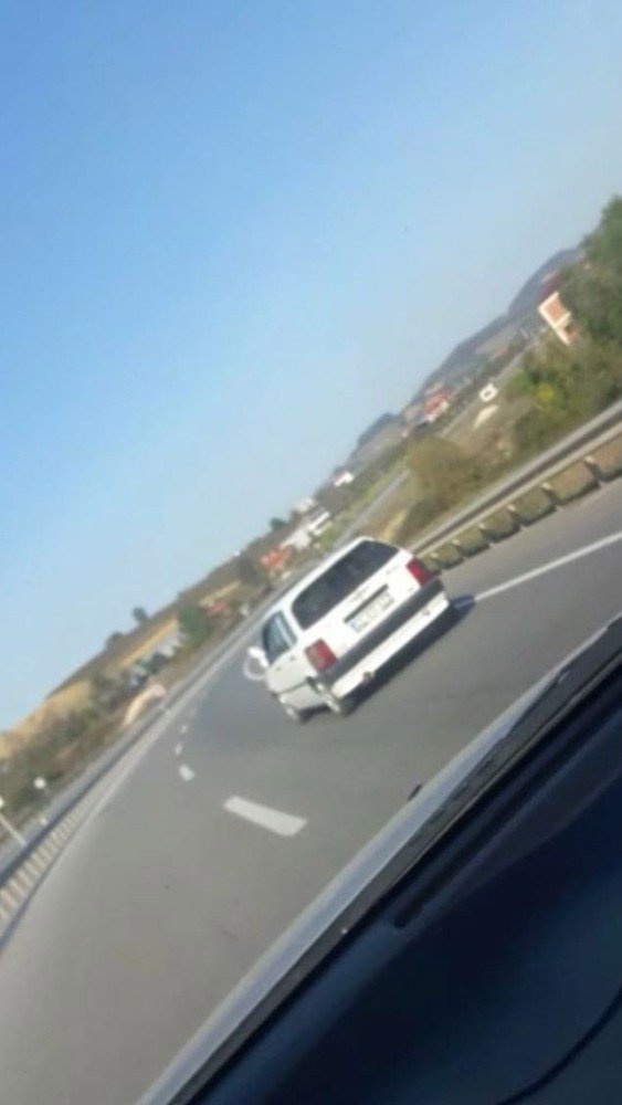 Ayakları dışarıda otomobil kullanan sürücü şaşkına çevirdi