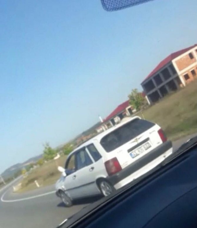 Ayakları dışarıda otomobil kullanan sürücü şaşkına çevirdi