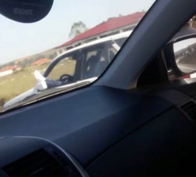 Ayakları dışarıda otomobil kullanan sürücü şaşkına çevirdi