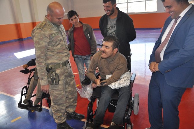 Bulanık ilçesinde 40 bedensel engelli vatandaşa akülü sandalye hediye edildi